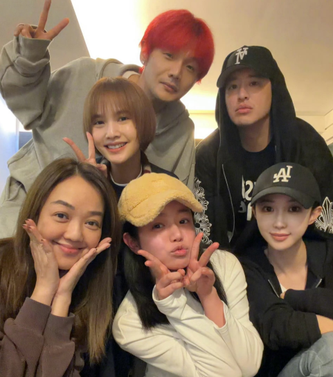 陈妍希晒出多张与亲朋好友聚会合照从照片可以看到，陈妍希的朋友圈很强大，有杨丞琳