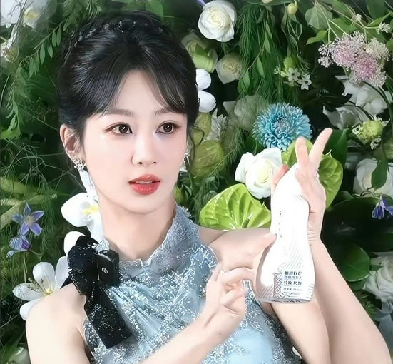 9月2日，杨紫今晚妥妥的精致小公举！感觉她今天的状态有点像成毅，都是在剧组待久