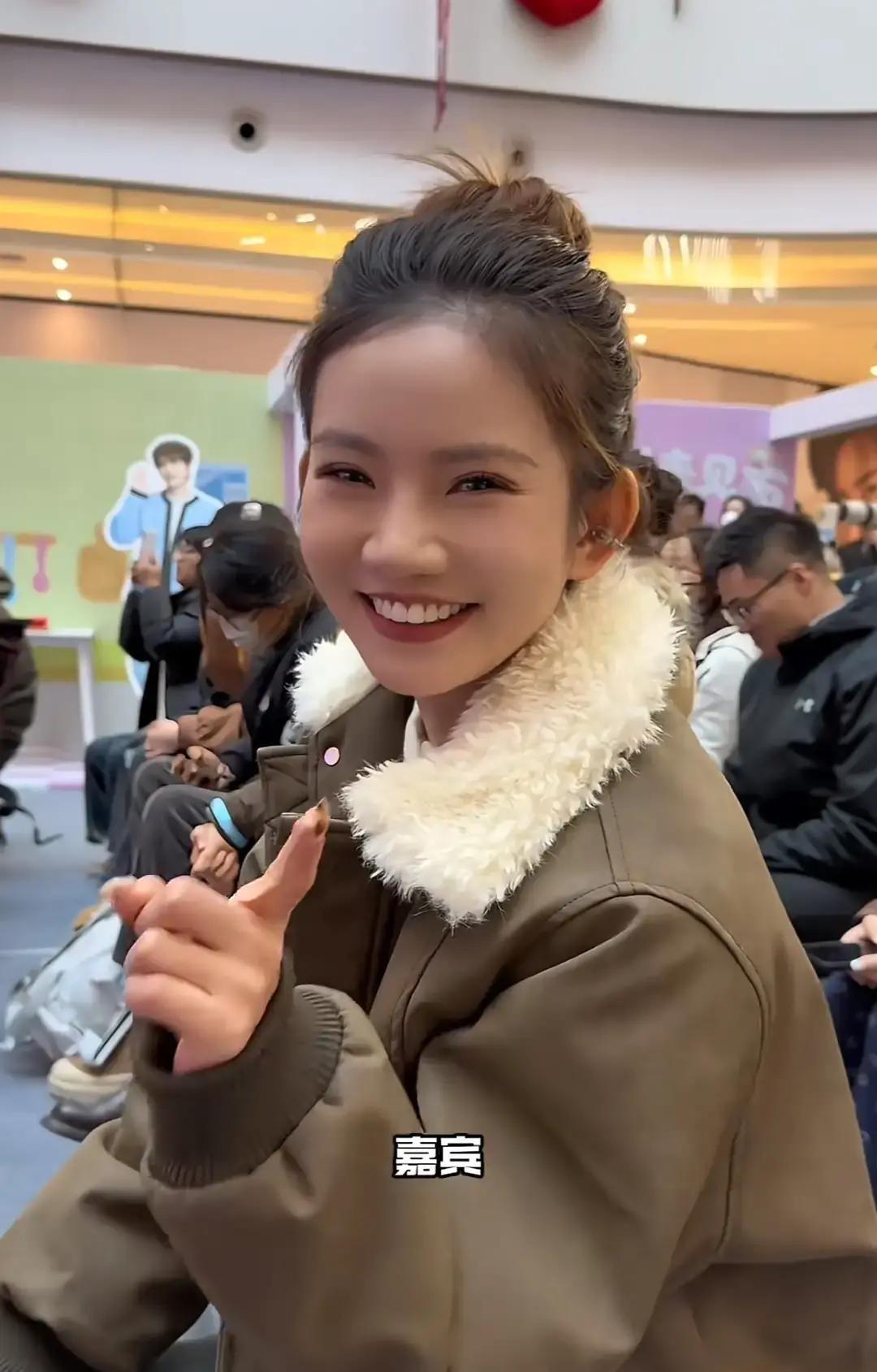 可可一边咳嗽一边背科目一题库，镜头里脸烧得通红，手里还攥着错题本。张远直播连麦