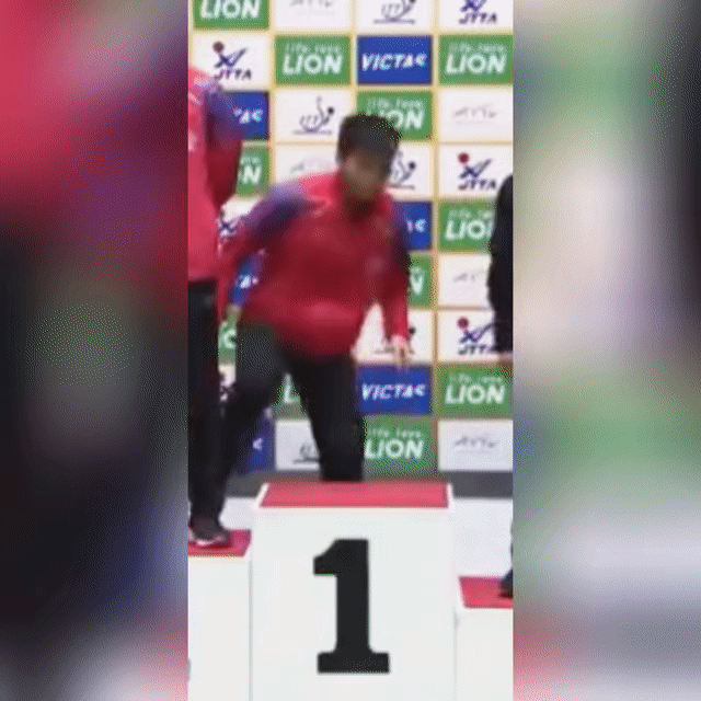 令人担忧的奖台高度背后竟如此暖心…！