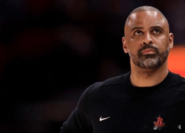 接二连三输给西部倒数的球队，火箭球迷已经忍受不了了。有火箭球迷自媒体发文，建议