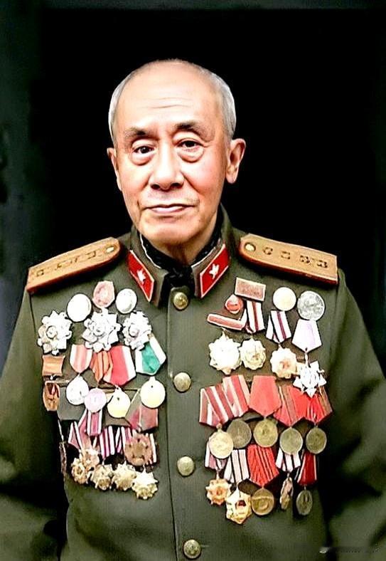 1938年的一个傍晚，八路军排长肖万世攥着刚收到的处分决定，指关节捏得发白。