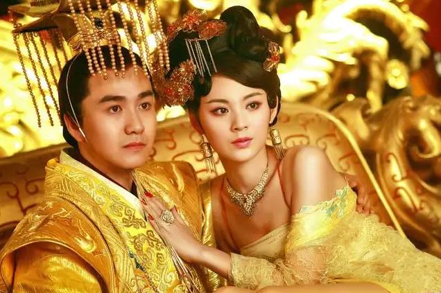 公元570年，北齐妖妃冯小怜当着满朝文武的面，褪去罗衫，横躺在桌子上，皇帝高纬一