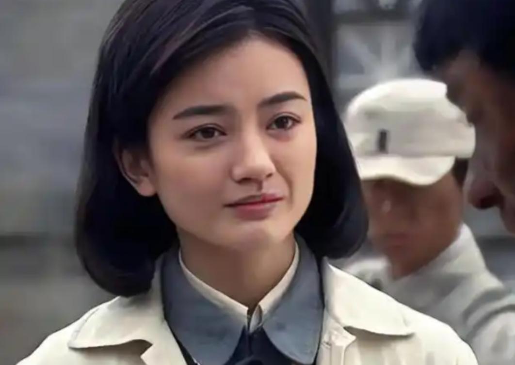 🌞被骂小三绿茶、被家族当棋子抛弃！读懂《潜伏》穆晚秋的蜕变，治愈当代无数空