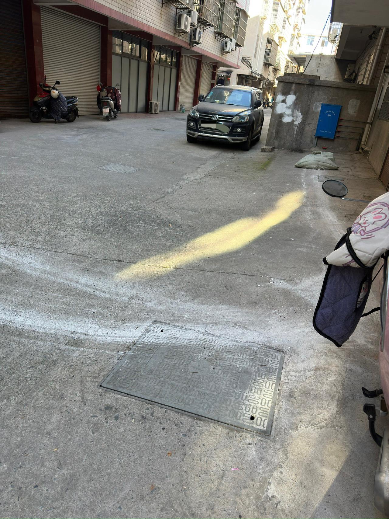 一袋建筑垃圾的轨迹两天前，楼下柴间门口停着的电瓶车旁出现了一个很大的编织袋，我