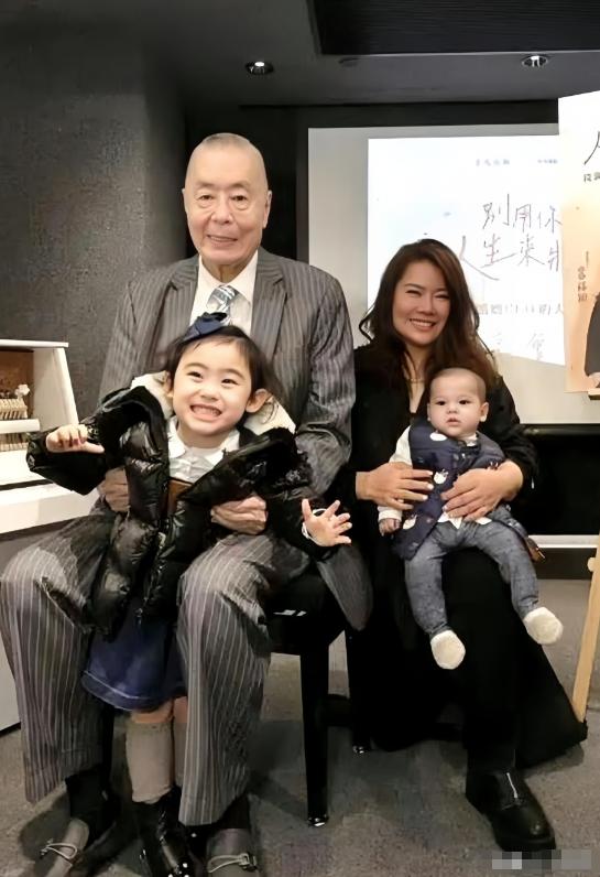 已经定居美国的87岁钢琴大师刘诗昆，带着比自己小37岁的妻子孙颖，还有5岁的女儿