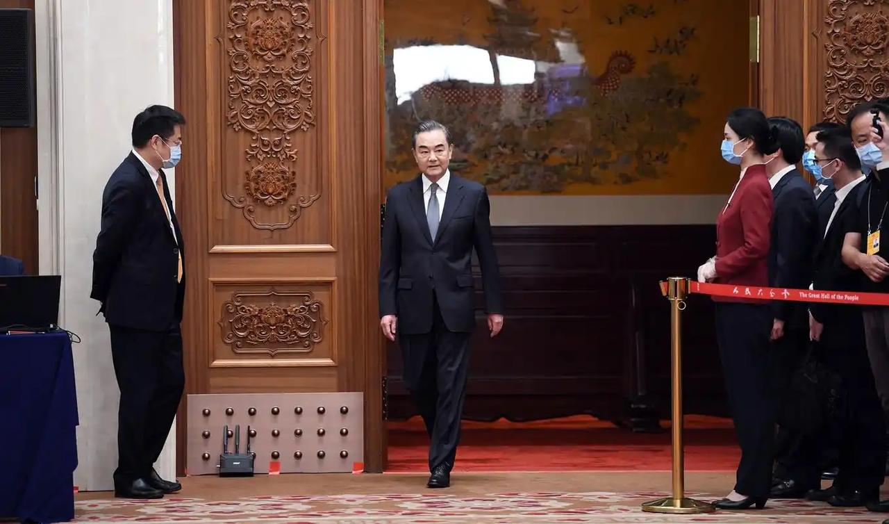 当今世界，美日各怀鬼胎的戏码不断上演。就拿刚结束的慕安会来说，王毅外长完成行程