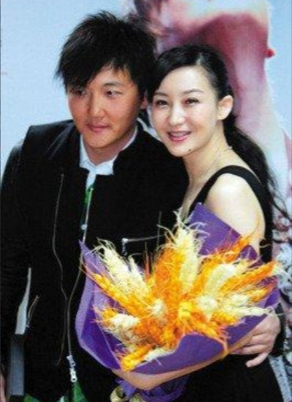 1999年，成名后的孙楠抛弃了同居10年的女友辛欣，转身娶了神交已久的买红妹。9