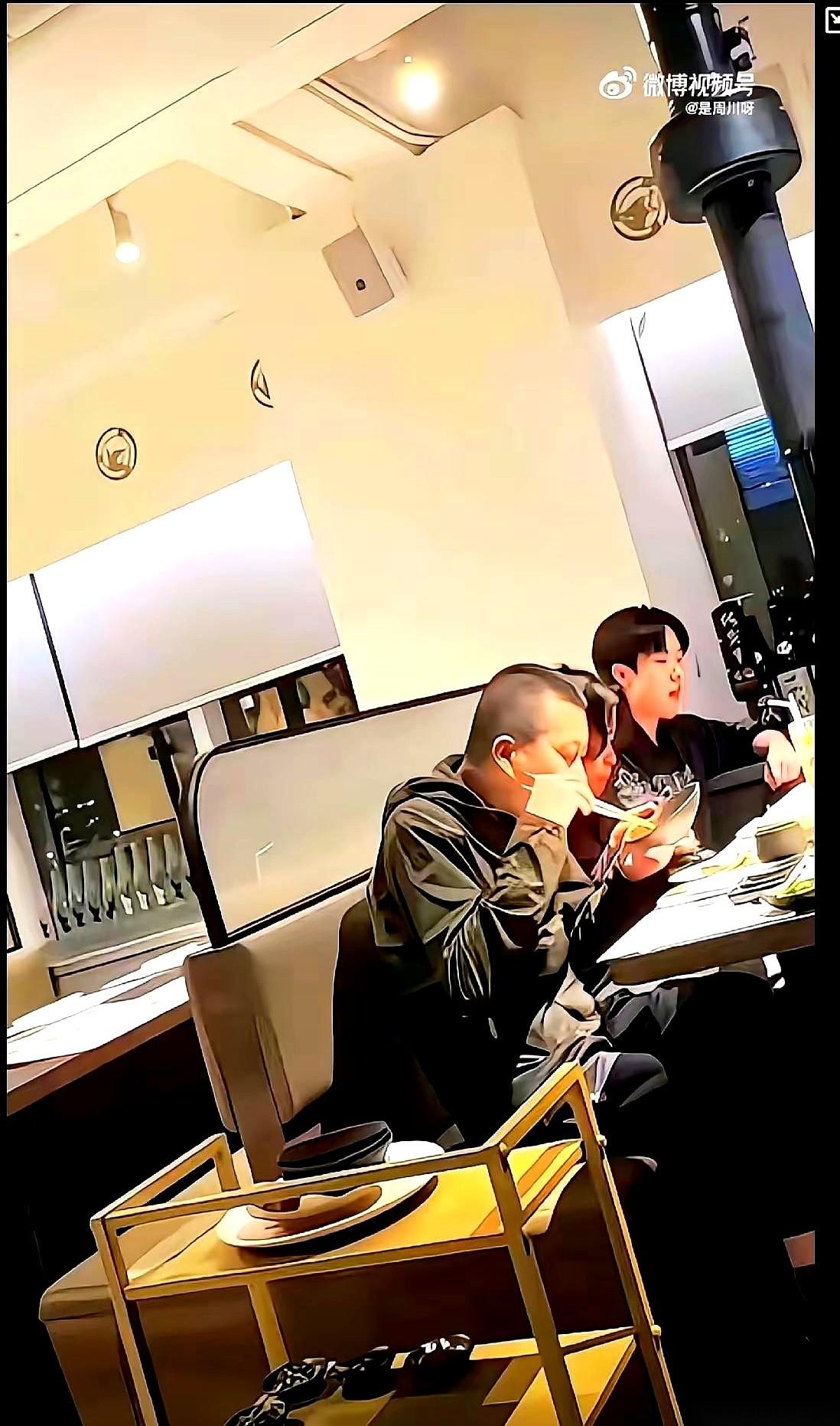 一家三口，吃个烤肉，非要并排挤在一张长凳上。不知道的，还以为在电影院看电影呢。