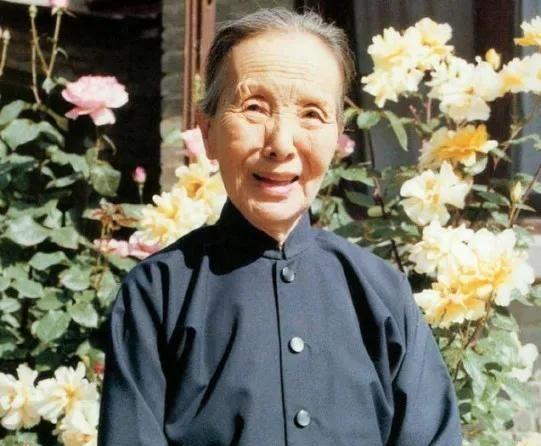 1997年，冰心大儿子趁妻子不在国内，就把小自己40岁的年轻女人领回家过夜。后来