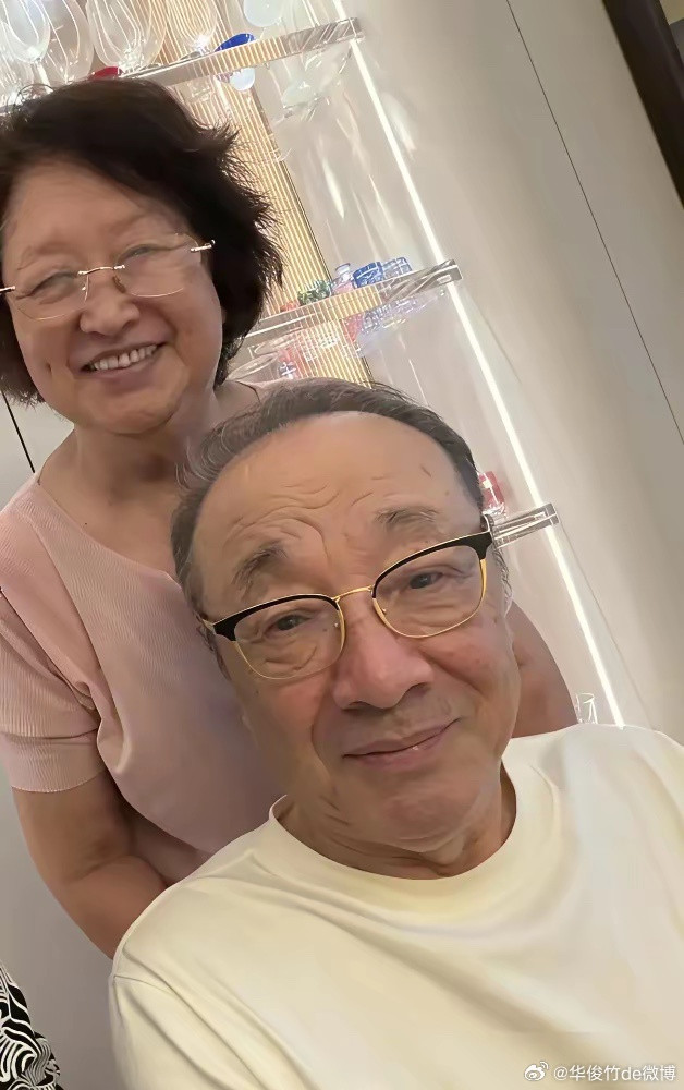 黄晓明晒了一张搂着爸妈吃饭的合照，结果几百万双眼睛全死死盯上了他身后的墙。放大