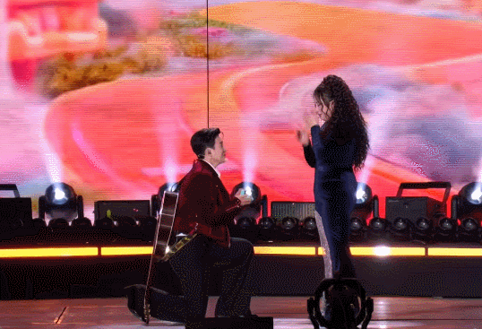 李川在跨年晚会上向锤娜丽莎求婚，不少网友质疑：是不是提前彩排好的？在答记者问