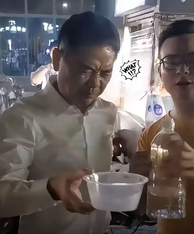 比起刘强东吃地摊，他敢喝散装酒才真让我佩服！说真的，刘强东去街头吃地摊不算