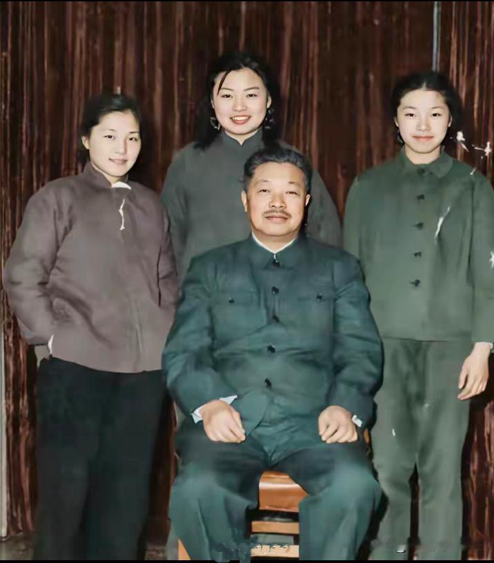 这是贺龙元帅和他的三个女儿拍的一张合影照片。贺老总一共有三个女儿分别叫:贺捷生