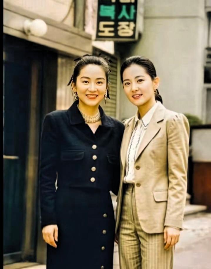 谁能想到，连见惯美人的林青霞，同框时都被身边姑娘的气质狠狠惊艳到！这张90