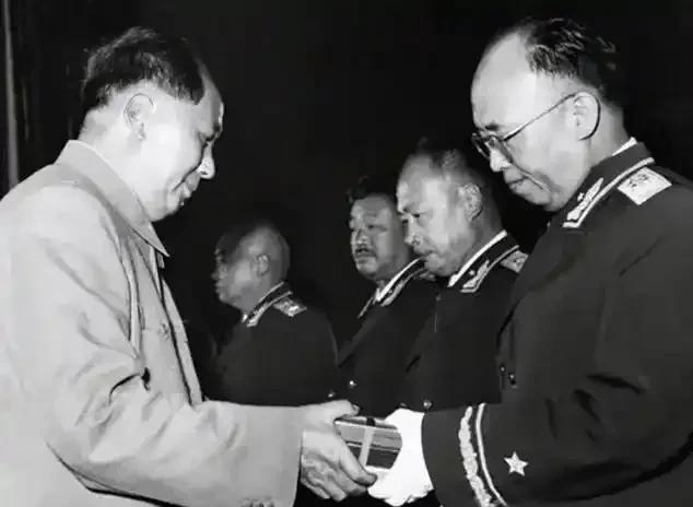 1963年，总政治部主任罗荣桓去世，他去世前曾希望萧华接替他的位置，然而萧华太年