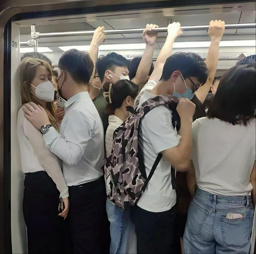 今天的地铁格外的拥挤啊