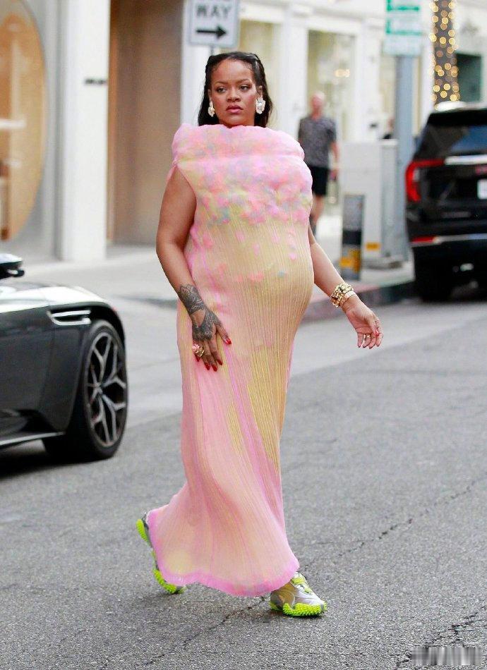 蕾哈娜孕妇装街拍蕾哈娜挺孕肚街拍三胎宝妈蕾哈娜(Rihanna)新街拍有，