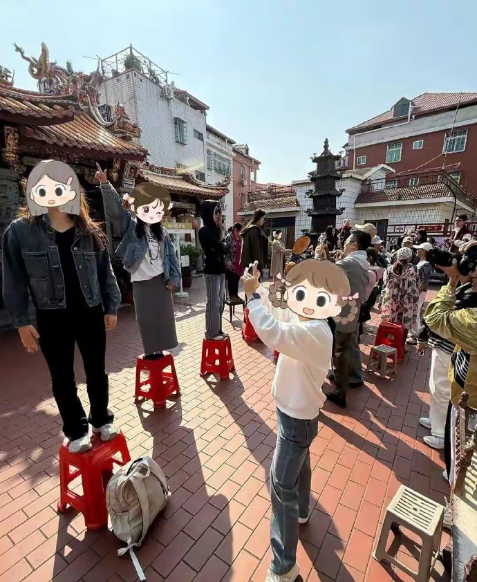 姚晨携子回福建老家，清水宫打卡绝版飞机机位，父女同框似复制​​​