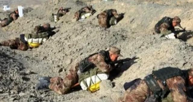 别被电视骗了，上过战场老兵经验之谈：遇到爆炸时，千万不能整个身体趴在地上，但凡卧