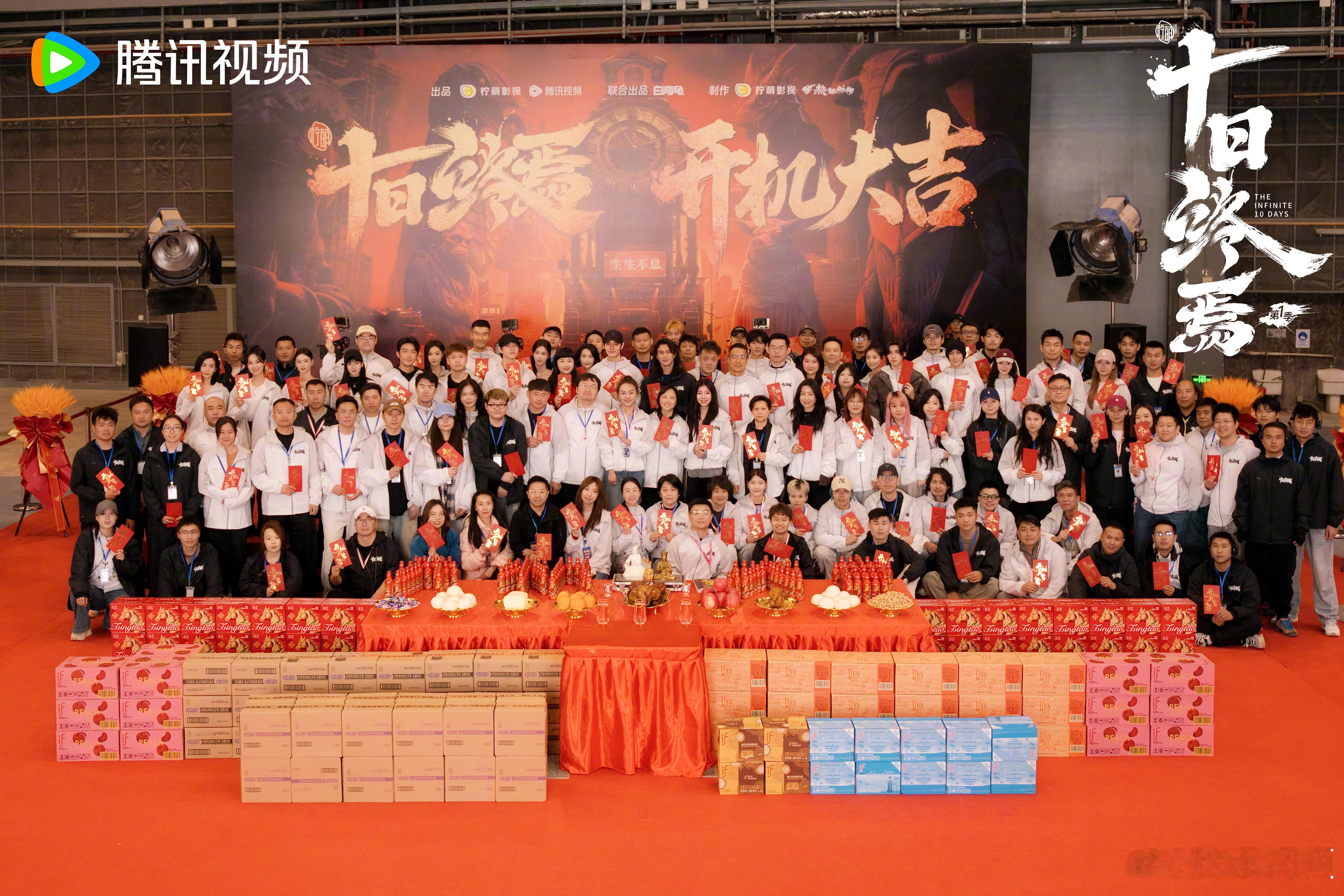 肖战恭喜肖战新剧《十日终焉》正式杀青啦！！就在杀青前一天，国家广播电视总局电视