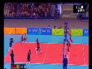 刘亚男，1米86，不高却快得离谱。背飞快攻一出手，对面还没跳好球就落地，拦网只能