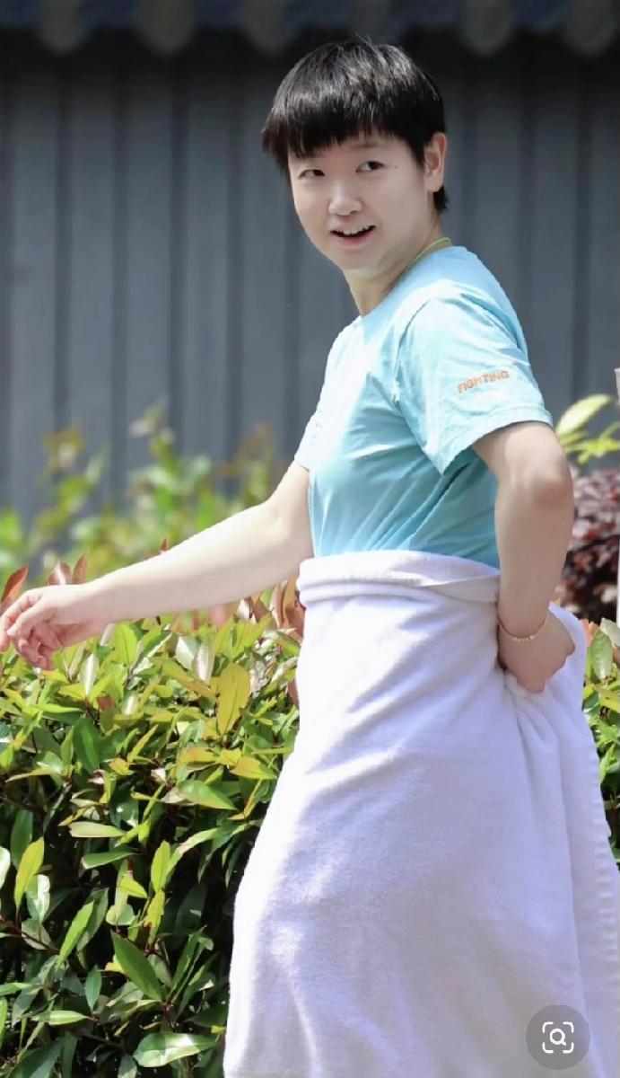 4月19日，终于看到新鲜的沙宝了；而且是“长裙”莎莎；莎莎再次用白毛巾裹住自己，