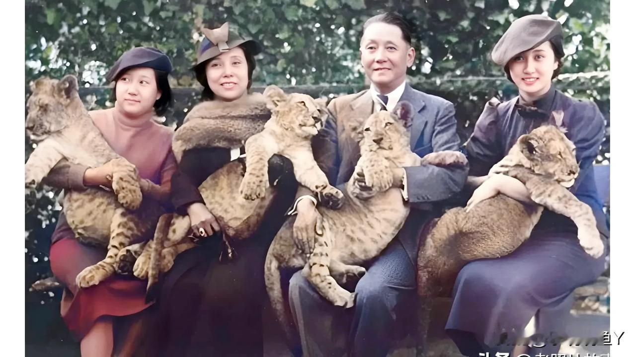 钱学森夫人蒋英老照片:与父亲蒋百里、母亲蒋佐梅、妹妹蒋和的合影，照片拍摄时间是