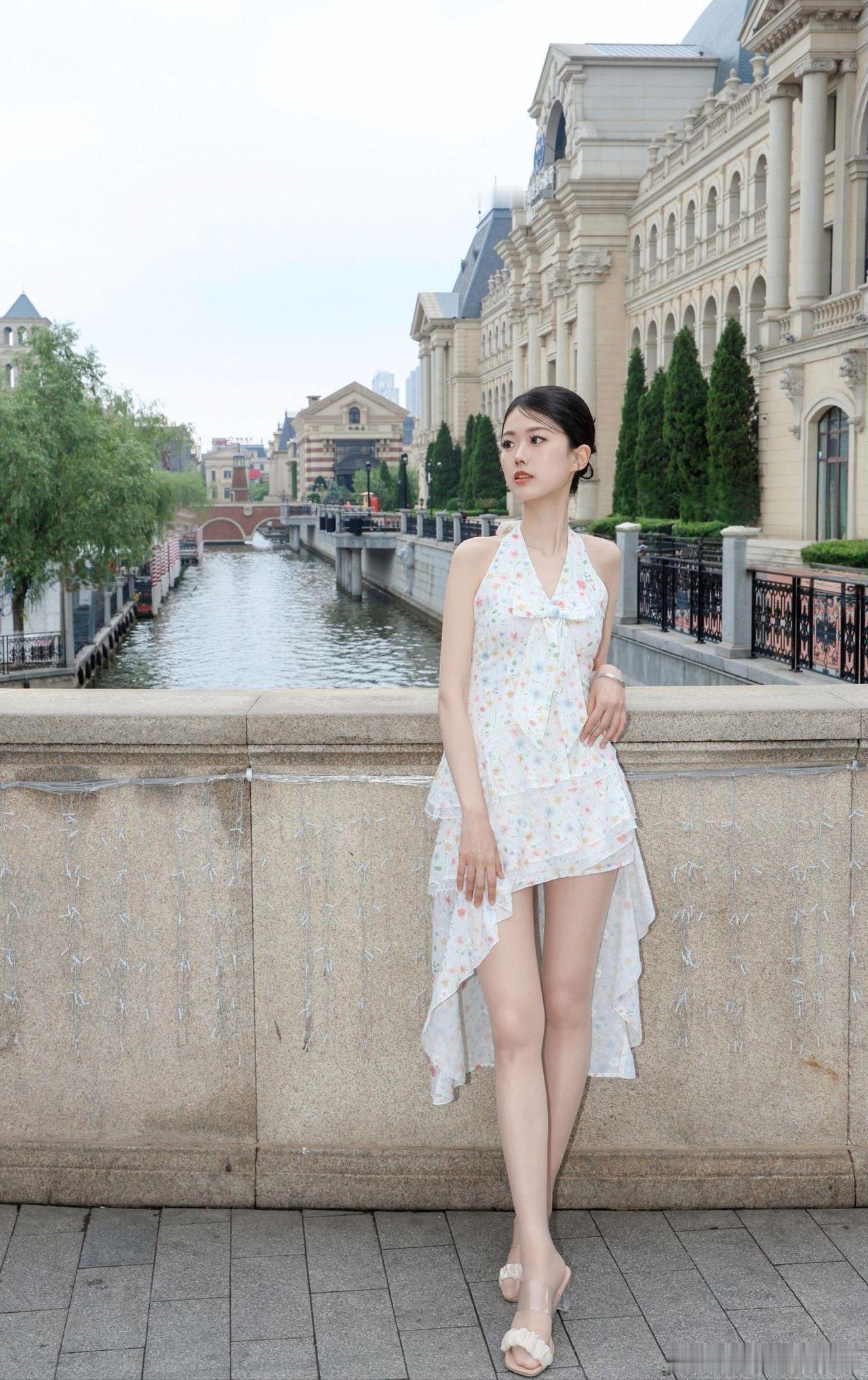 虽然说不是绝世美女，但是怎么越看越好看，你身边是不是也有这样的女生，刚开始认识的