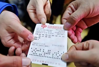 人性经不起考验！香港，15名同事凑钱合买了一张彩票，本来图个乐呵，谁知运气爆棚，