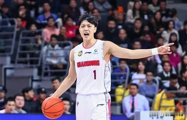 杜锋到底是有什么执念？非要让胡明轩打持球打1号位？让他和陈家政一样，先打打无