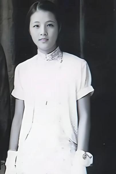 1936年，17岁少女被父亲强迫嫁给54岁并且结过三次婚的男人，少女始终不依，并