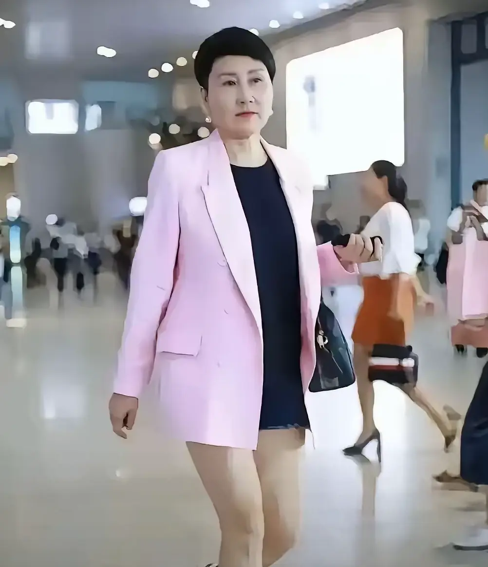 年纪大的演员穿粉嫩西装合适吗