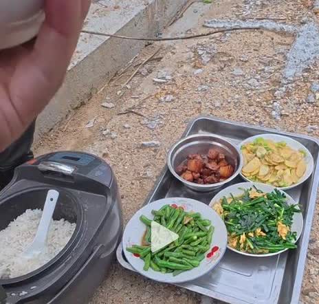 “农村人就是实在！”6月1日江西，男子在山中钓鱼，用40元雇佣村里大爷来送饭，不
