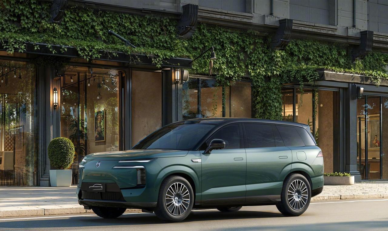 9月26日，大六座安全豪华SUV—腾势N8L开启预售，这款车继承N9安全技术与灵