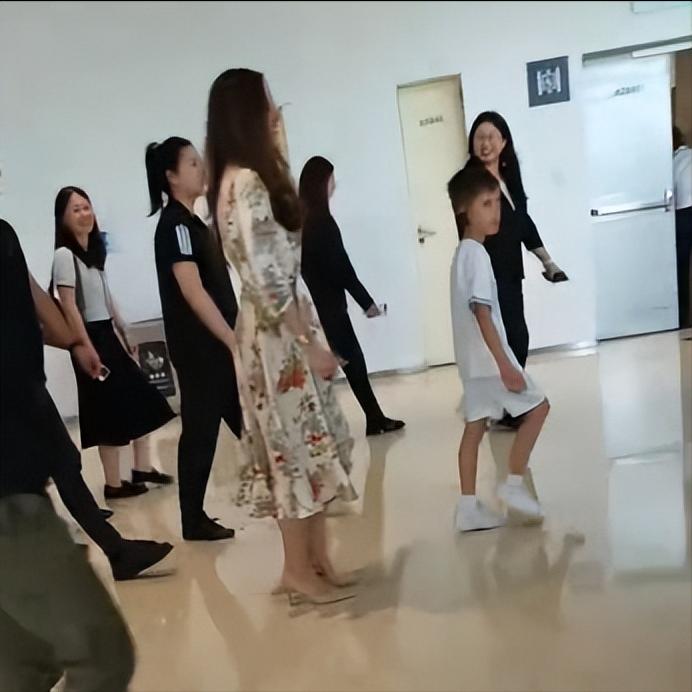 武契奇小儿子和妈妈一起去科技馆参观！5月28日，是武契奇访华的最后一天，当天