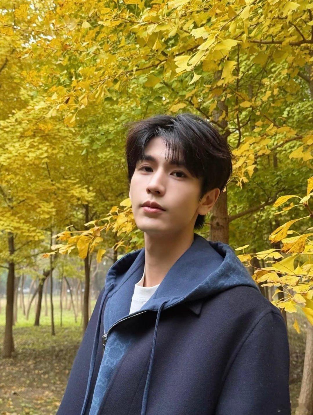 见过张凌赫仿版的多了，这位倒是第一次见，还被路人错认成张凌赫拍了合影