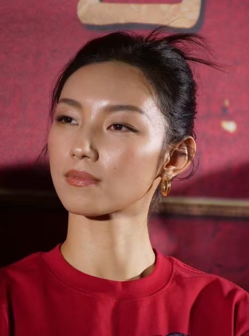 抛开学校的事情不说那尔那茜这张脸只有高级趣味的人才能欣赏的来！她的整个