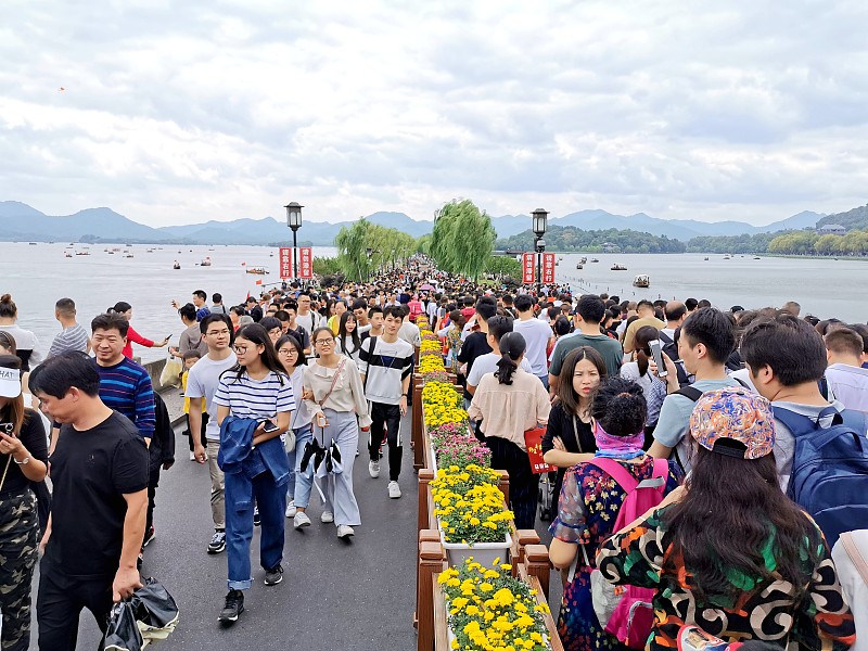 国庆假期第二天，杭州西湖断桥再次被挤得水泄不通。放眼望去，桥上密密麻麻全是人头，有人打趣说，断桥没断