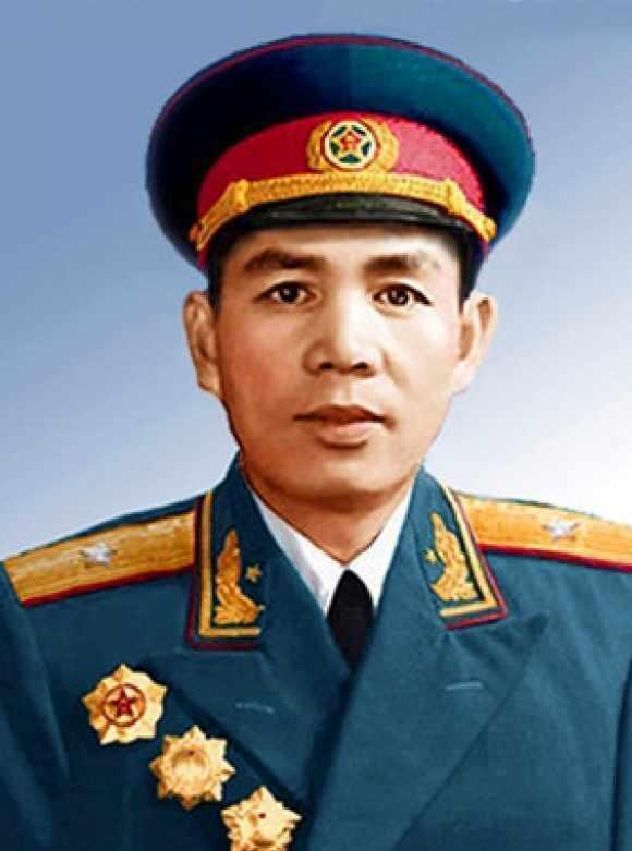1973年，八大军区司令员对调之后，丁盛面临的压力非常大。他只是开国少将，到南