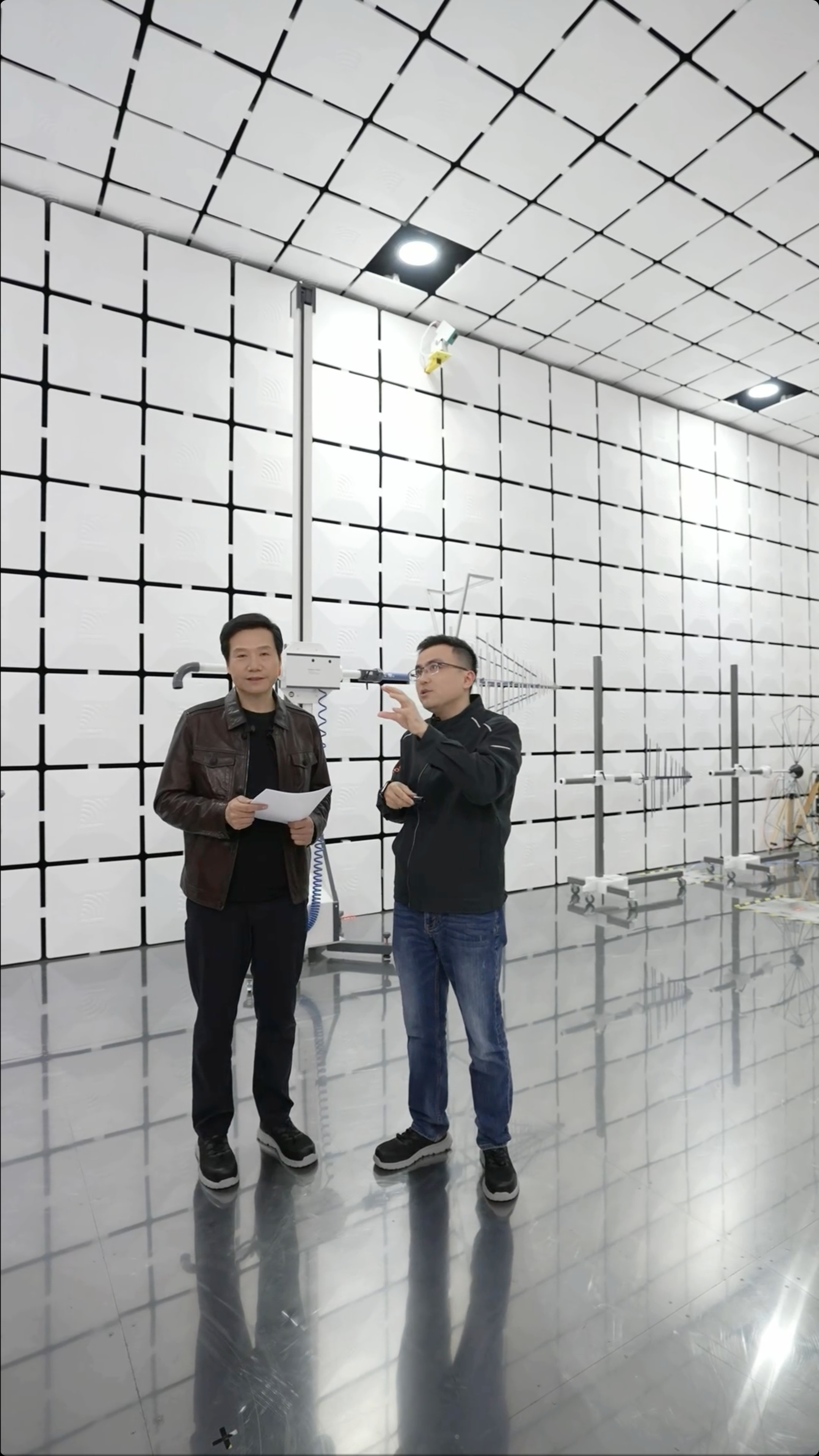 现在正在展示的是EMC实验室（电磁兼容性实验室），测试的是小米超级电机V8