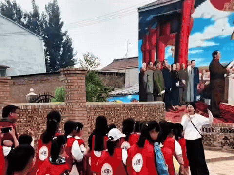 吴营村几乎要成了革命教育基地了，遗憾地一夜之间回到原点。河南商丘吴营村的绘画一