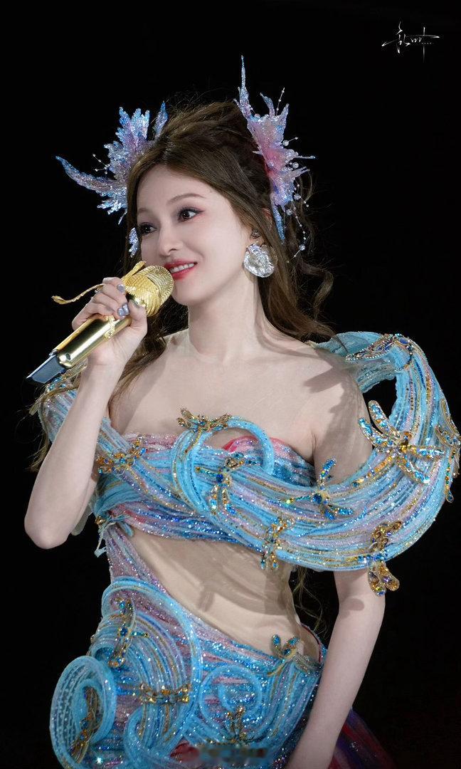 张韶涵舞台造型没有瓶颈期张韶涵演唱会的造型频频出圈，不是没有道理的。从发饰到礼