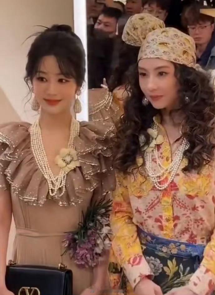 杨紫蛮神奇的，很多人老说她不好看，但她和其他女艺人同框的时候，都不会失色是不是？