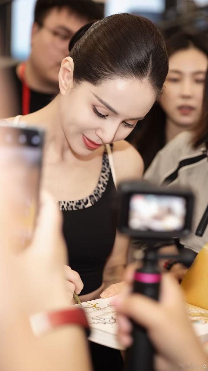 李若彤整头都是假发片李若彤假发片可能是昨天最努力营业的演员