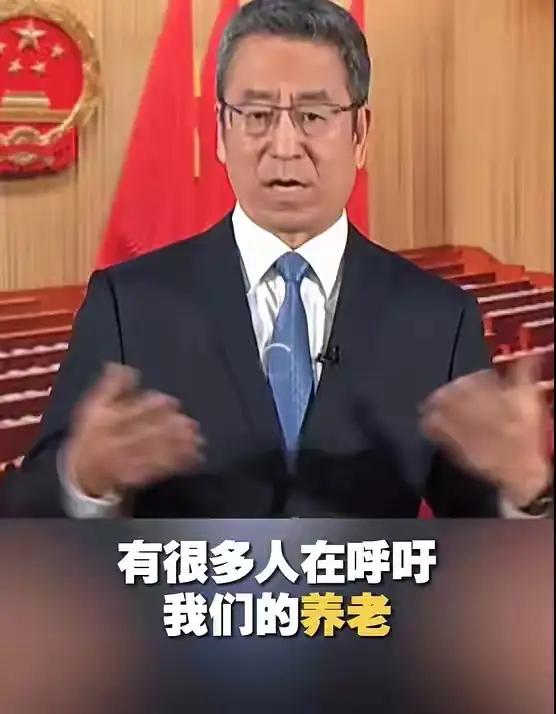 别再把农民养老金当成小事了！白岩松最近一句话说得很直接，也很有温度！“农民养老