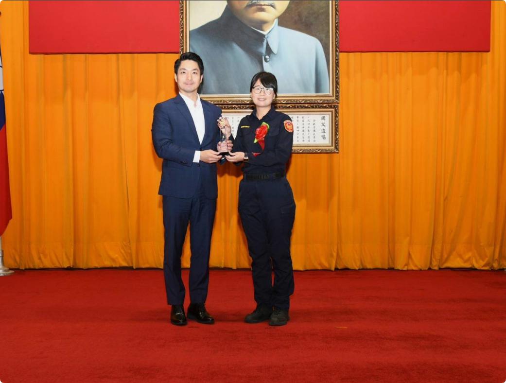 中国台湾省，蒋经国的孙儿蒋万安说：听闻噩耗的第一时间，我非常心痛！一位女警刚