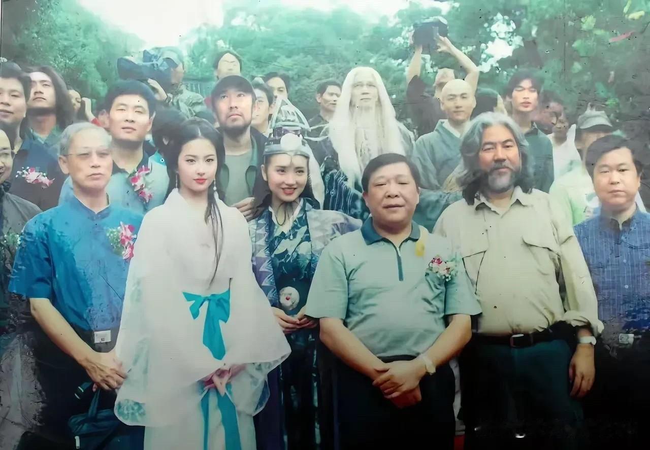 早年这张演员们的集体大合影里，只认出了穿着白色裙子的刘亦菲，她那个时候好美啊，颜