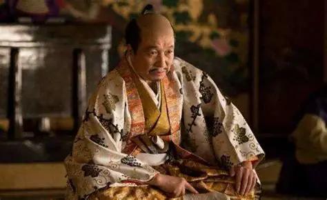 1599年，京都，丰国神社门口。一车车盐腌的木桶被卸下来，排成长龙。桶里不是