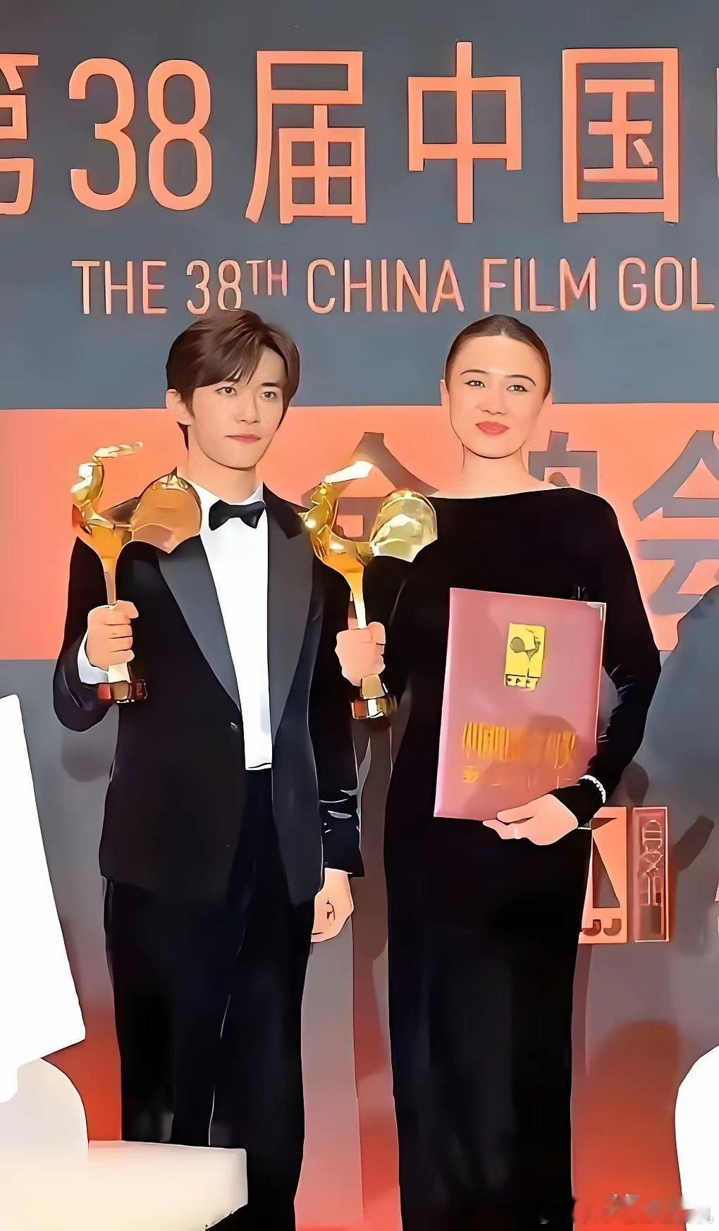 张艺谋也被资本控制了么？金鸡奖的最佳男女主角恰好是新电影《惊蛰无声》的男女主角，